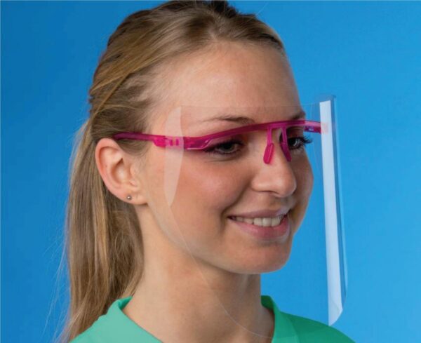 viseira facial tipo óculos da l-dent colocados na face de uma rapariga