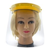 Viseira Proteção da Toscana para proteção da face em procedimentos médicos ou dentários colocado na cabeça de uma boneca