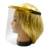 perspetiva lateral de exemplar da Viseira Proteção da Toscana para proteção da face em procedimentos médicos ou dentários colocado na cabeça de uma boneca